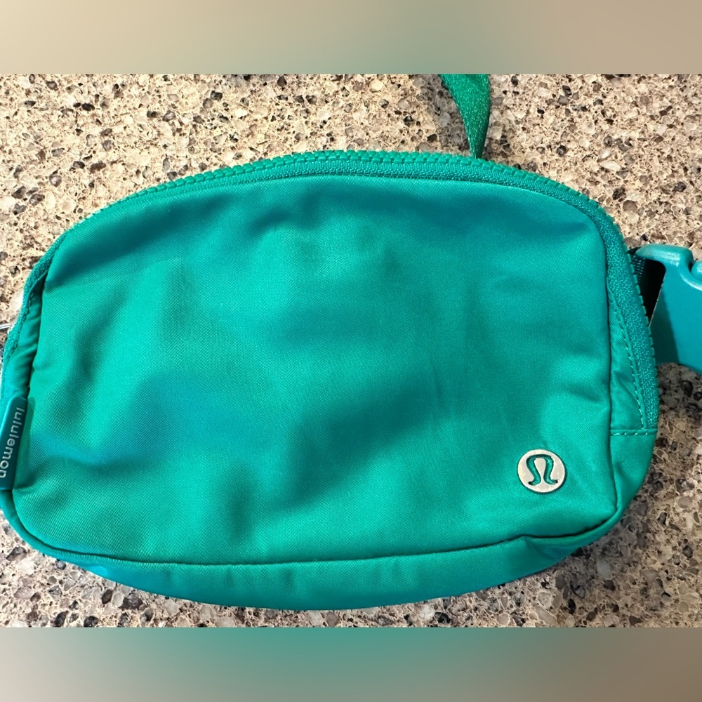 Lululemon Green everyday belt bag. Very gently used.